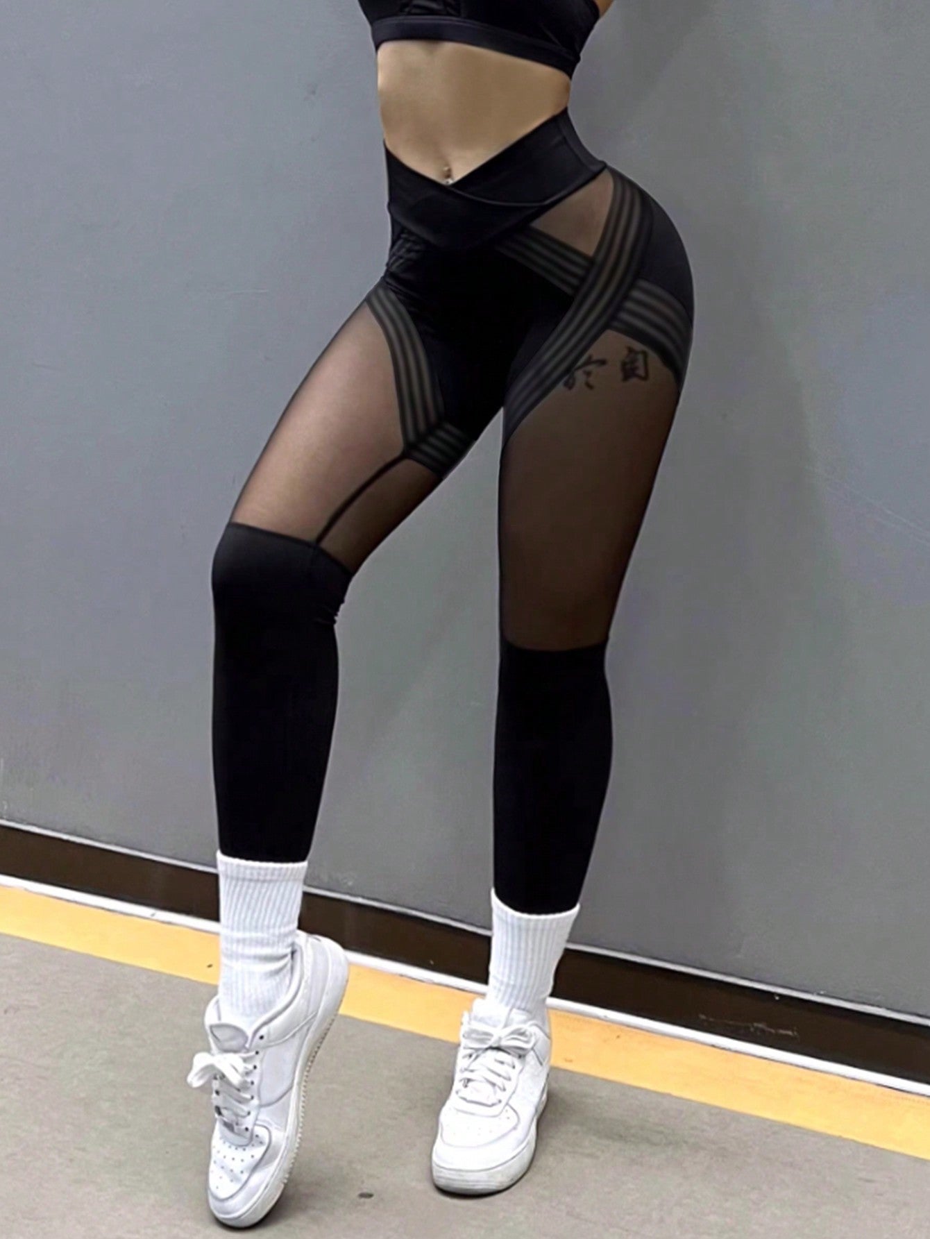 السراويل الضيقة الرياضية للنساء ذات الخصر غير المتماثل والقطع الشبكية الملونة موحد اللون