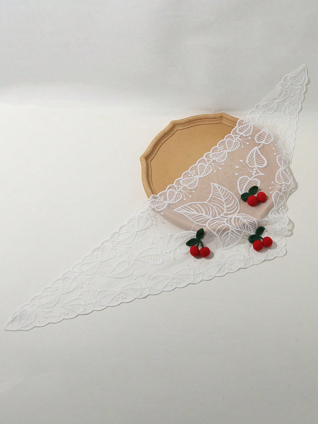 حلقة رأس شال ثلاثي الأطراف مطبوع عليها تفاح الكرز الحلو والجميل مع نسيج شبكي، نمط الريف البوهيمي 1 قطعة