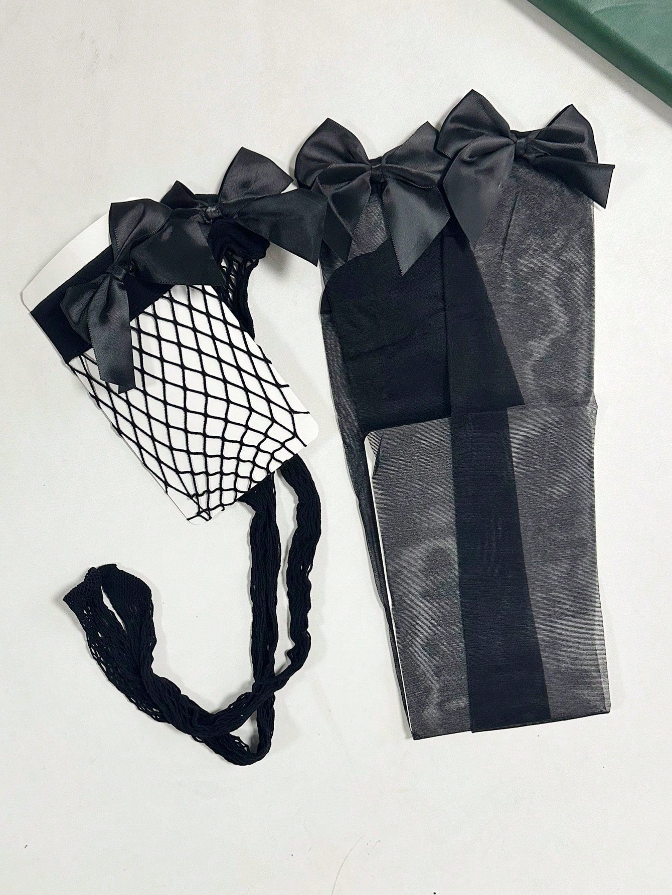 جوارب فوق الركبة للنساء