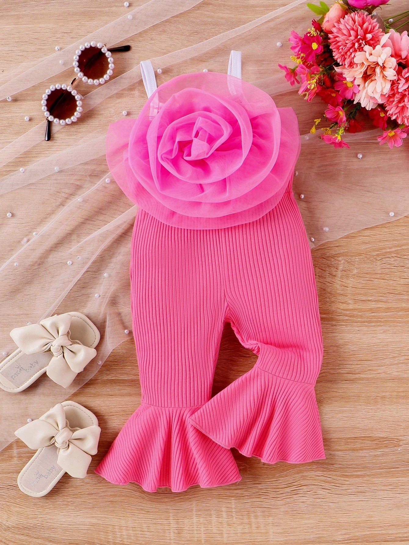 بدلة قفطانية للأطفال الرضع البنات بحمالة مع فصوص رومانسية وتفاصيل زهرية