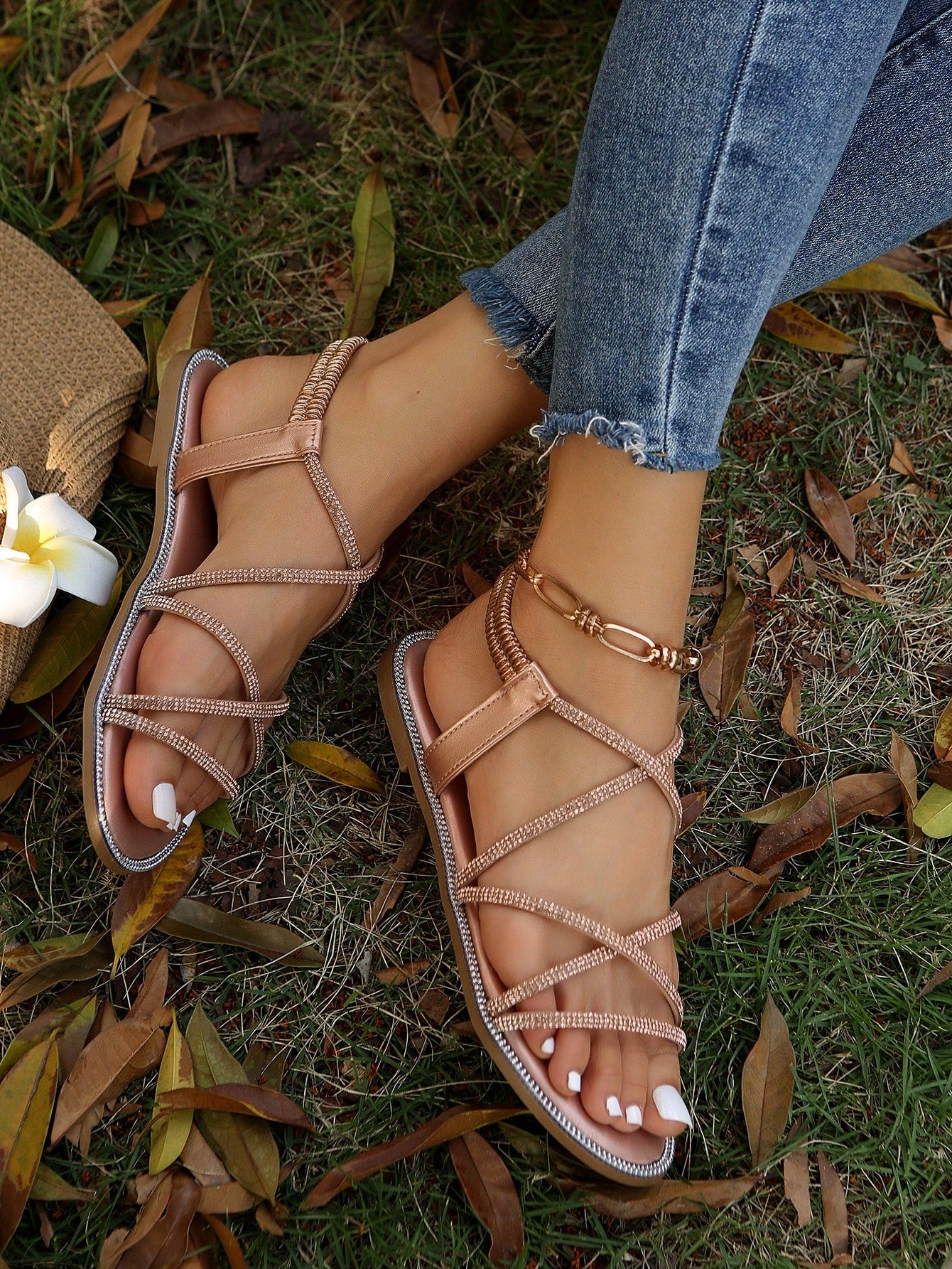 صنادل مسطحة برأس مدور وتفاصيل معدنية ومرصعة بالراين، حزام كاحل مطاطي، استيل روماني للنساء