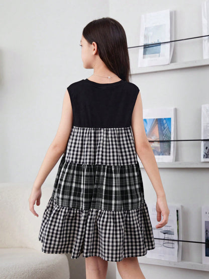 فتاة مراهقة بنمط ياباني، فستان كُمِّاش يغطّي الكتف بالمربّعات متباين الألوان مقصوص بالحياكة لفصل الربيع والصيف