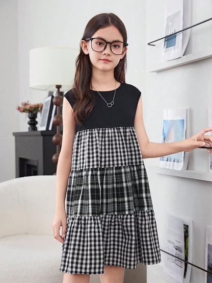 فتاة مراهقة بنمط ياباني، فستان كُمِّاش يغطّي الكتف بالمربّعات متباين الألوان مقصوص بالحياكة لفصل الربيع والصيف