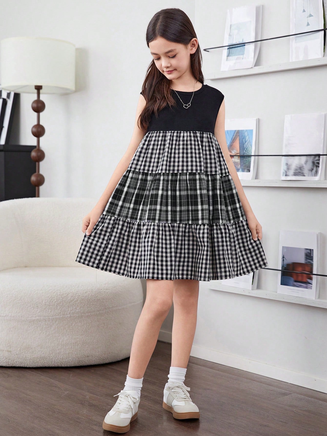 فتاة مراهقة بنمط ياباني، فستان كُمِّاش يغطّي الكتف بالمربّعات متباين الألوان مقصوص بالحياكة لفصل الربيع والصيف