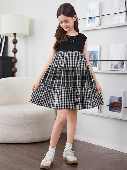 فتاة مراهقة بنمط ياباني، فستان كُمِّاش يغطّي الكتف بالمربّعات متباين الألوان مقصوص بالحياكة لفصل الربيع والصيف