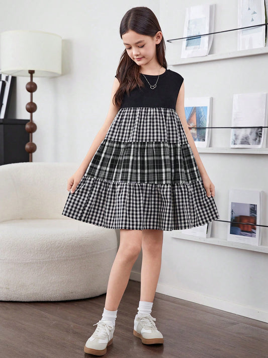 فتاة مراهقة بنمط ياباني، فستان كُمِّاش يغطّي الكتف بالمربّعات متباين الألوان مقصوص بالحياكة لفصل الربيع والصيف