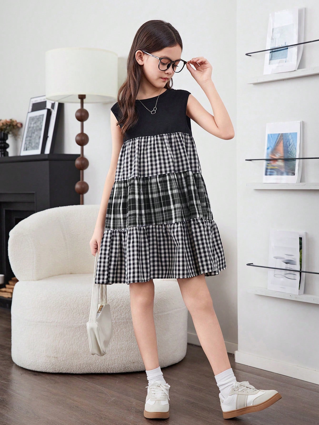 فتاة مراهقة بنمط ياباني، فستان كُمِّاش يغطّي الكتف بالمربّعات متباين الألوان مقصوص بالحياكة لفصل الربيع والصيف