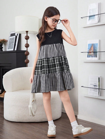 فتاة مراهقة بنمط ياباني، فستان كُمِّاش يغطّي الكتف بالمربّعات متباين الألوان مقصوص بالحياكة لفصل الربيع والصيف