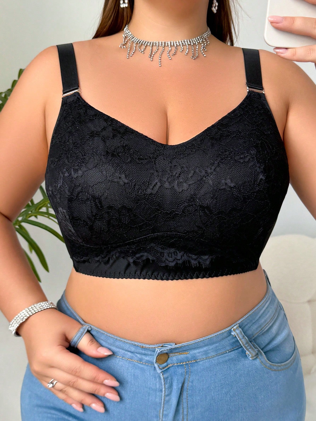 صدرية نسائية بحجم زائد بلون سادة و بتفصيل دانتيل