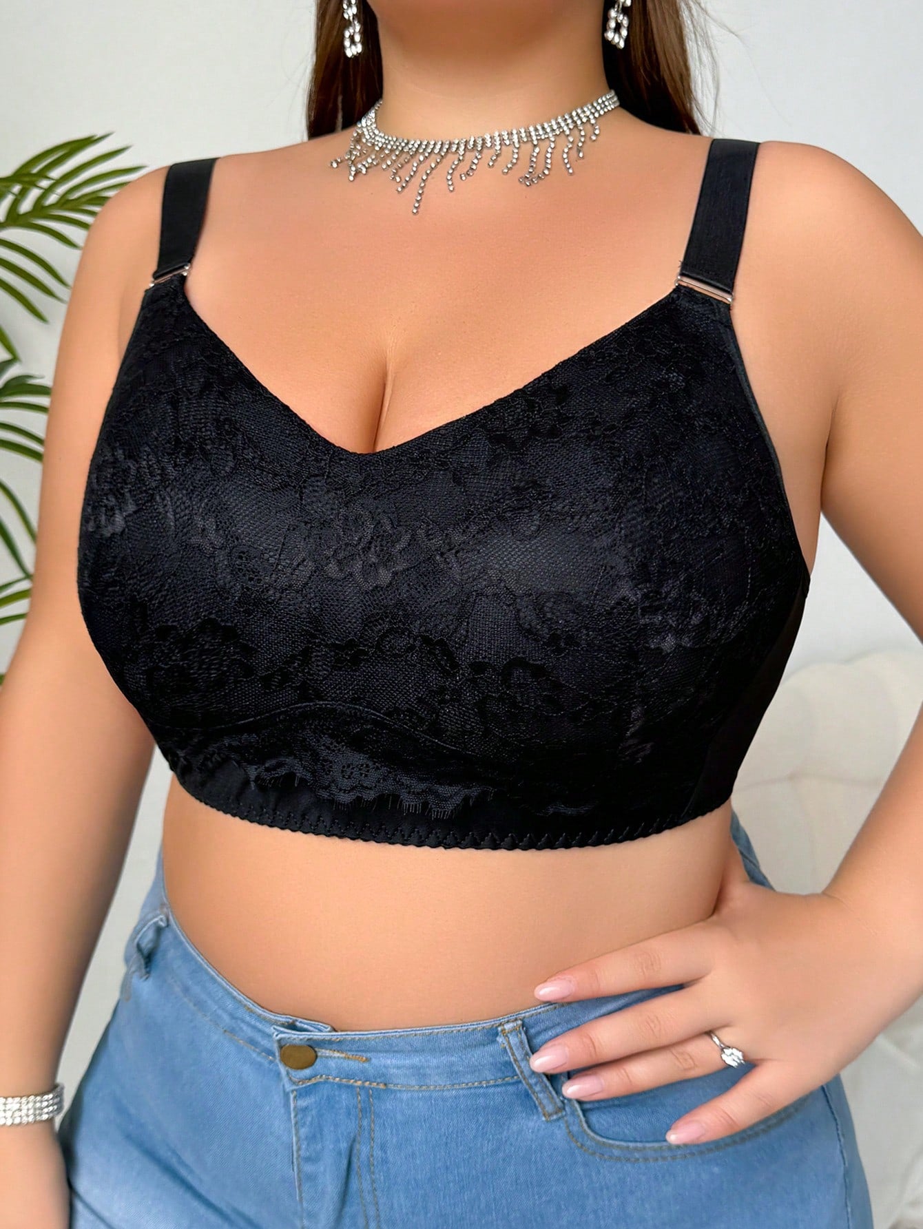 صدرية نسائية بحجم زائد بلون سادة و بتفصيل دانتيل