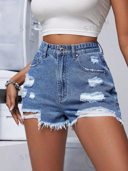 شورت جينز نسائي عصري بحواف متمزقة وتفاصيل مهترئة