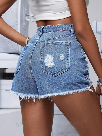 شورت جينز نسائي عصري بحواف متمزقة وتفاصيل مهترئة