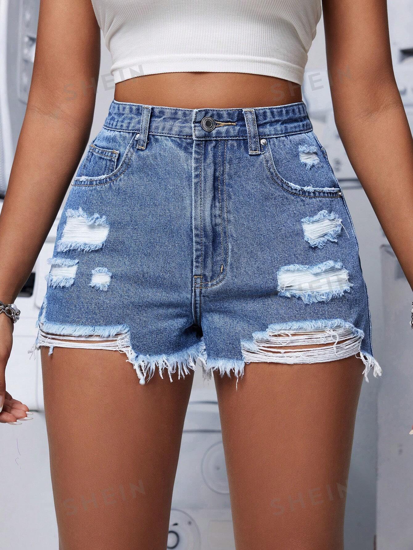 شورت جينز نسائي عصري بحواف متمزقة وتفاصيل مهترئة