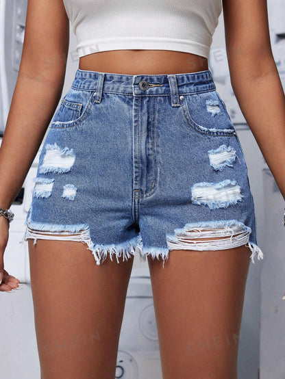 شورت جينز نسائي عصري بحواف متمزقة وتفاصيل مهترئة