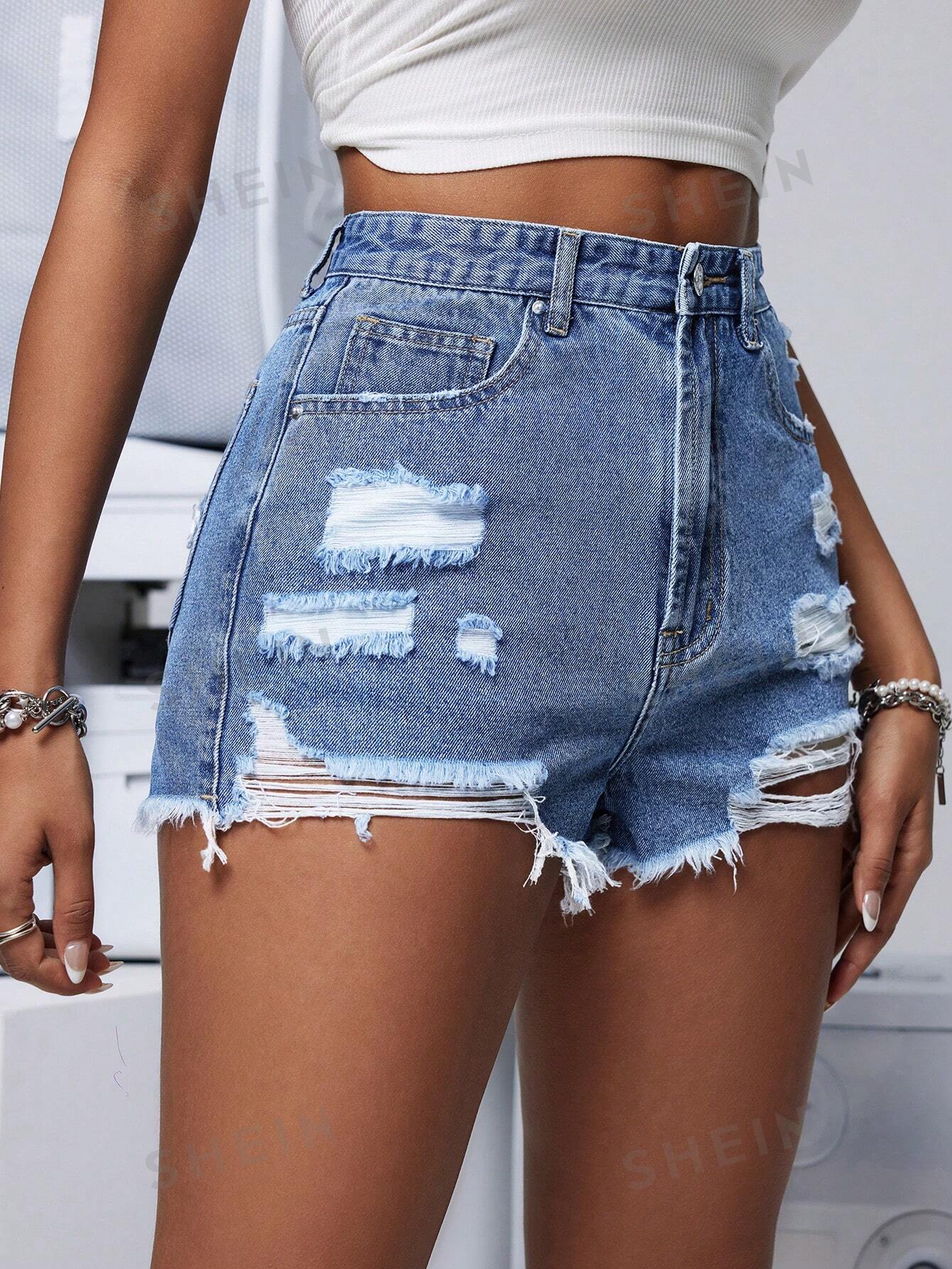 شورت جينز نسائي عصري بحواف متمزقة وتفاصيل مهترئة