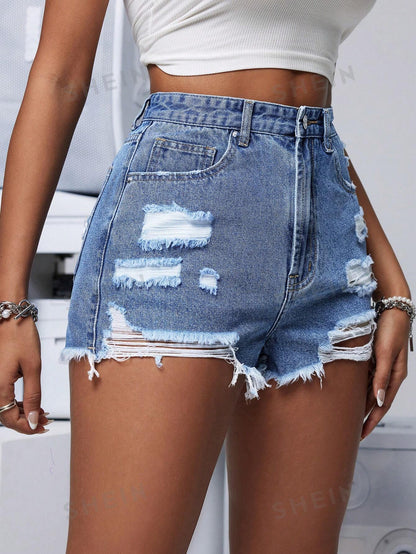 شورت جينز نسائي عصري بحواف متمزقة وتفاصيل مهترئة