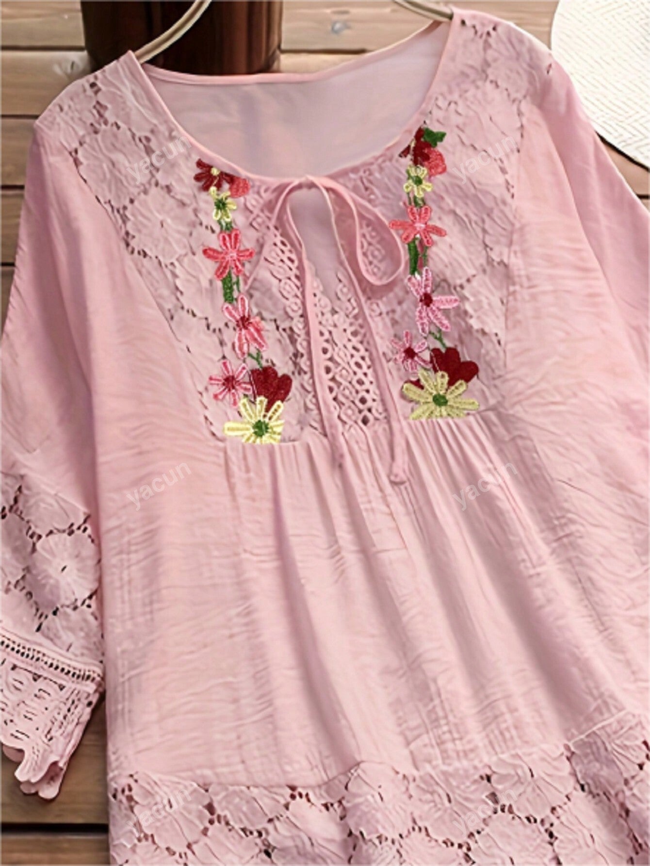 قميص نسائي بأكمام طويلة مزين بصدف من الدانتيل