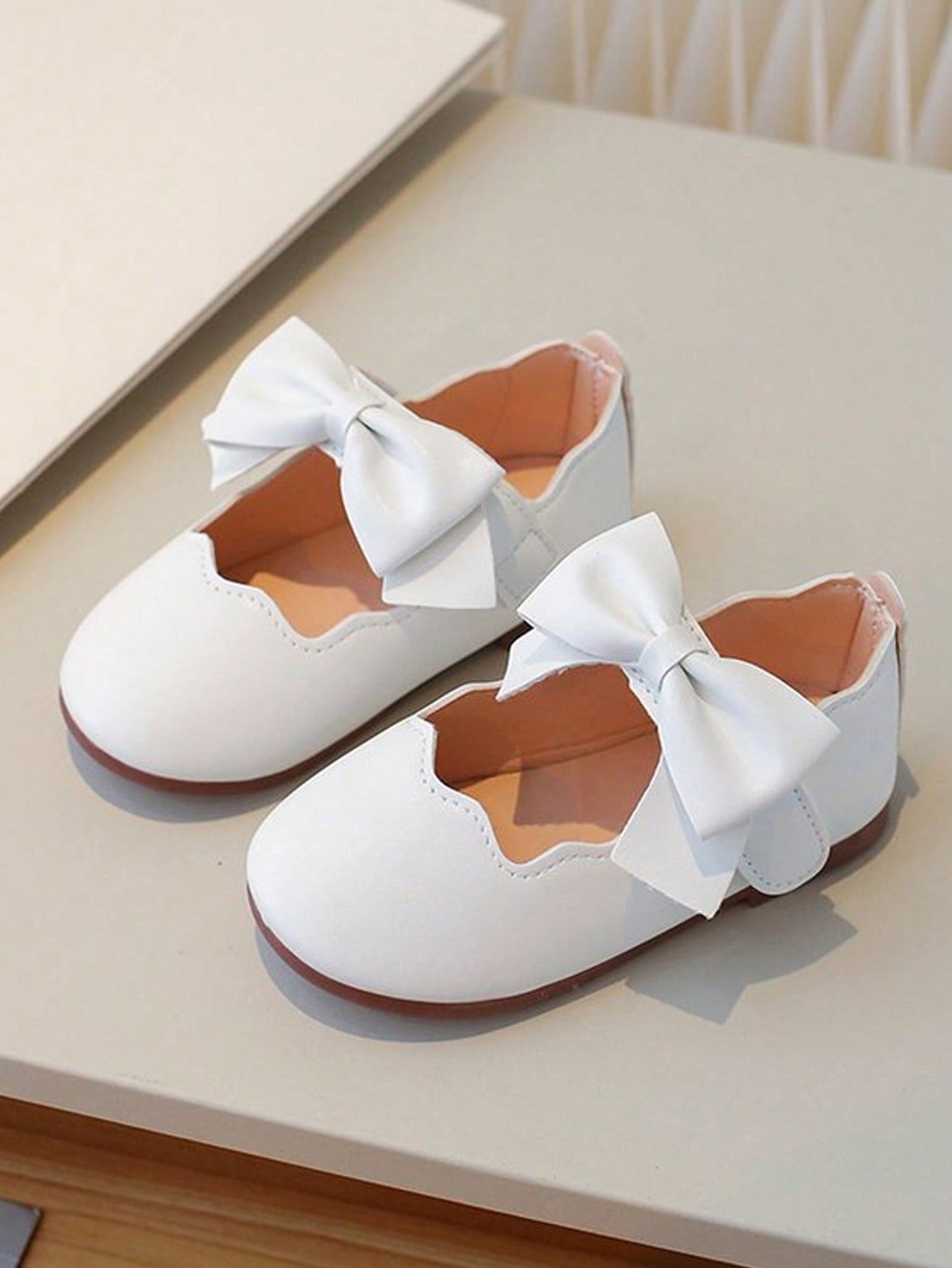 زوج واحد من أحذية ماري جين للفتيات ذات عقدة فيونكة من الدانتيل بمقدمة مستديرة، مادة البولي يوريثان مع إغلاق بخطاف وحلقة، مناسب للحفلات الخارجية في الربيع والخريف