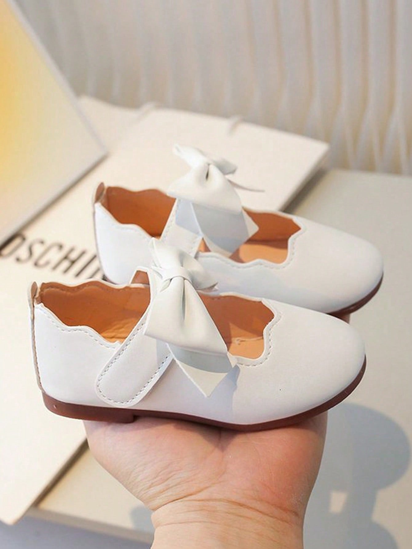 زوج واحد من أحذية ماري جين للفتيات ذات عقدة فيونكة من الدانتيل بمقدمة مستديرة، مادة البولي يوريثان مع إغلاق بخطاف وحلقة، مناسب للحفلات الخارجية في الربيع والخريف