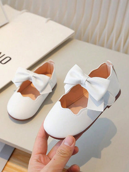 زوج واحد من أحذية ماري جين للفتيات ذات عقدة فيونكة من الدانتيل بمقدمة مستديرة، مادة البولي يوريثان مع إغلاق بخطاف وحلقة، مناسب للحفلات الخارجية في الربيع والخريف