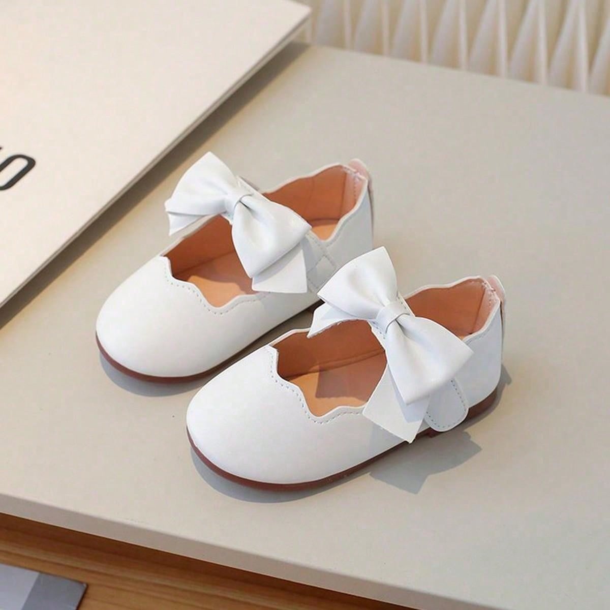 زوج واحد من أحذية ماري جين للفتيات ذات عقدة فيونكة من الدانتيل بمقدمة مستديرة، مادة البولي يوريثان مع إغلاق بخطاف وحلقة، مناسب للحفلات الخارجية في الربيع والخريف