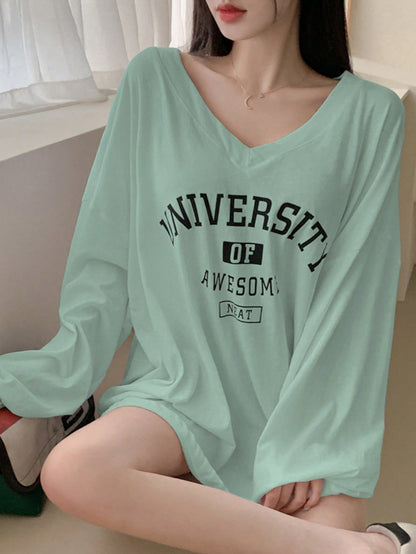 تي شيرت نسائي عادي بقبة V وأكمام طويلة بطبعة حرفية - ربيع / صيف