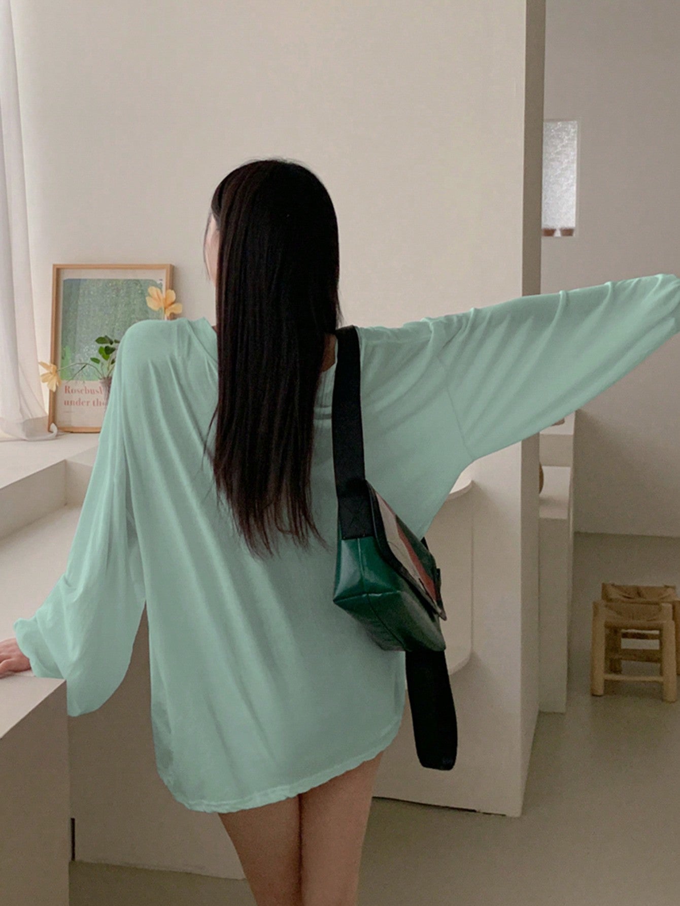 تي شيرت نسائي عادي بقبة V وأكمام طويلة بطبعة حرفية - ربيع / صيف