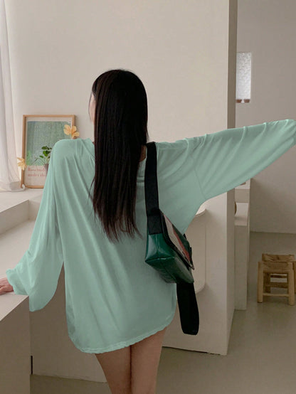 تي شيرت نسائي عادي بقبة V وأكمام طويلة بطبعة حرفية - ربيع / صيف