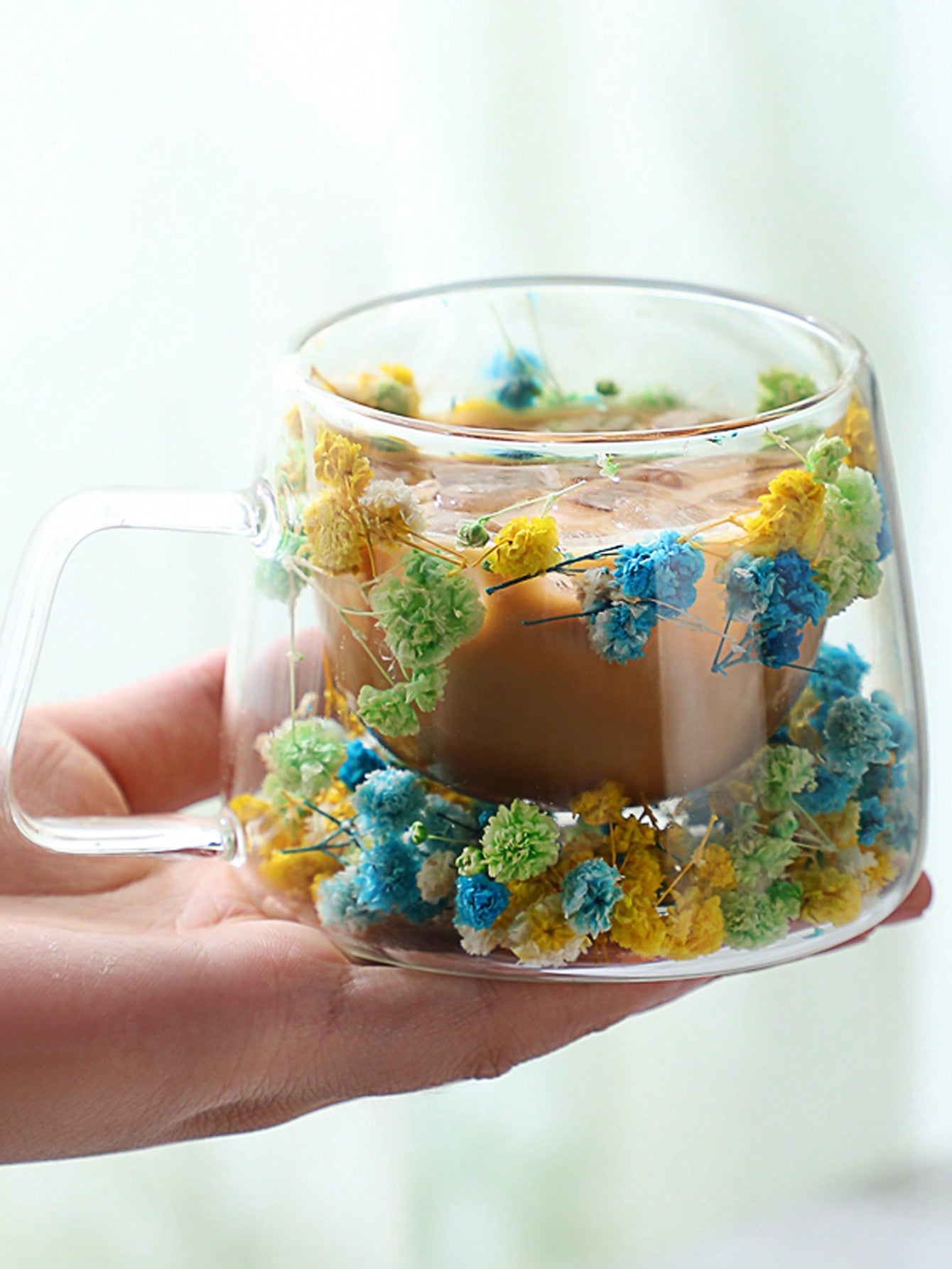 كوب زجاجي ثنائي الطبقات عالي القيمة وإبداعي بمقبض مقاوم للحرارة مع وجود أزهار ورمل داخليان، مثالي للقهوة والحليب في المنزل.