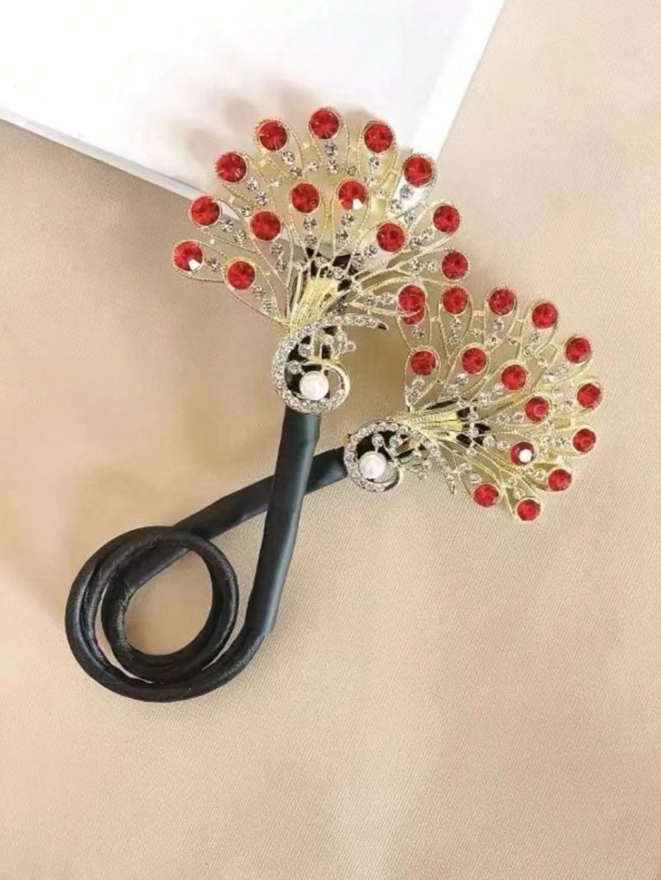 صانعة لفافة شعر على شكل ذيل الطاووس بالأحجار اللامعة، قطعة واحدة