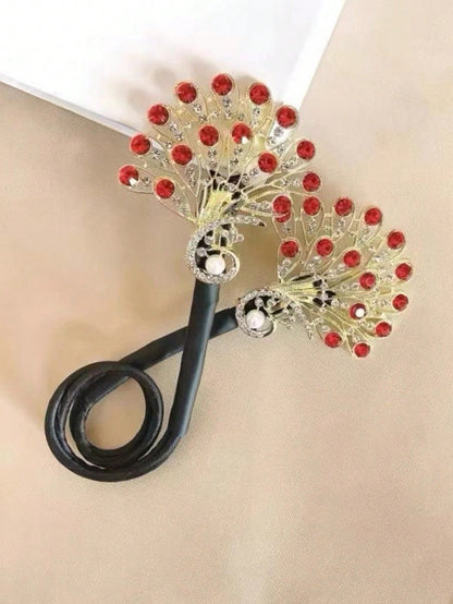 صانعة لفافة شعر على شكل ذيل الطاووس بالأحجار اللامعة، قطعة واحدة