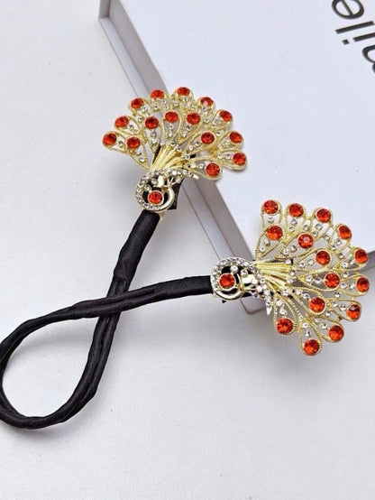 صانعة لفافة شعر على شكل ذيل الطاووس بالأحجار اللامعة، قطعة واحدة