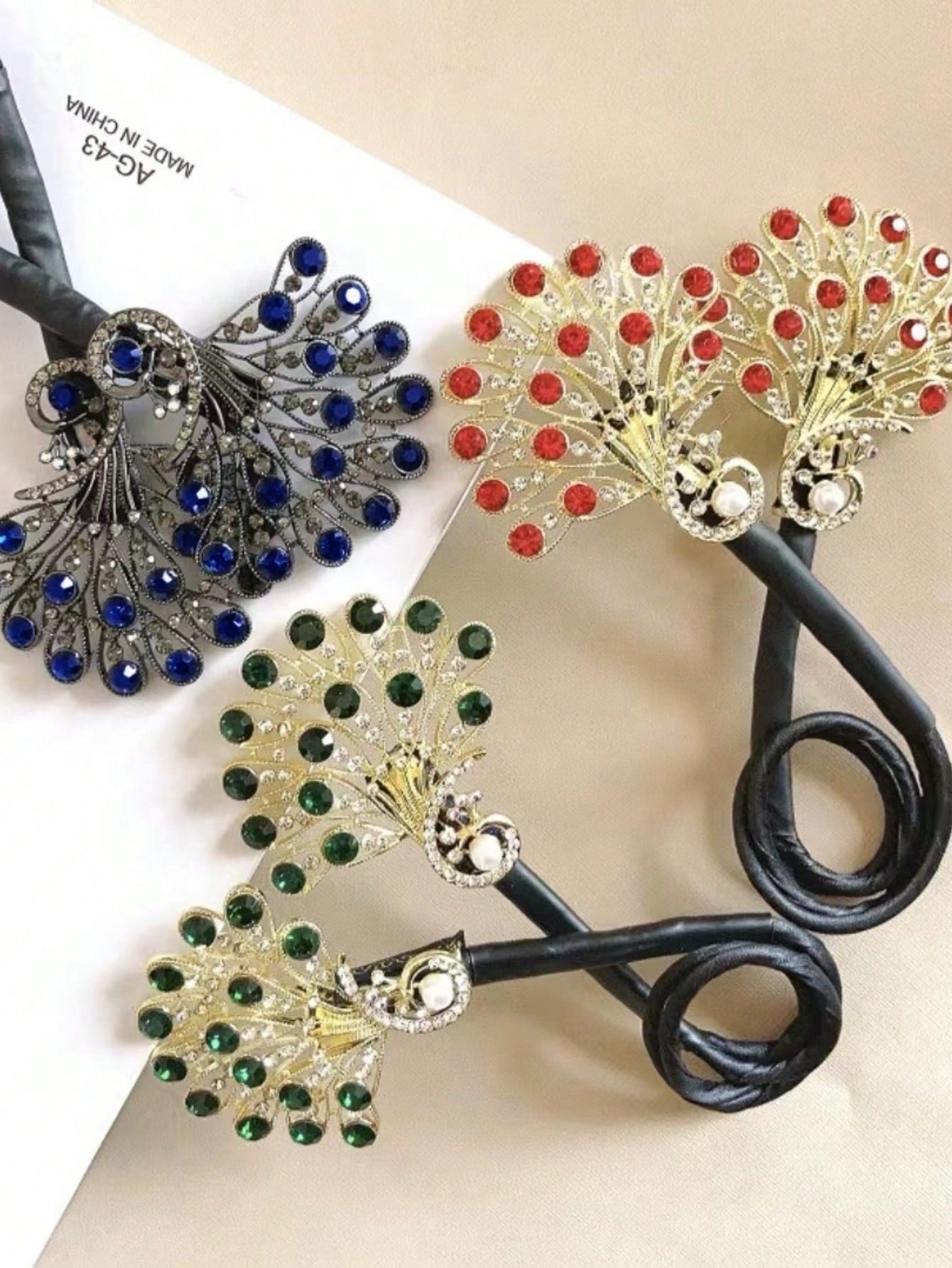 صانعة لفافة شعر على شكل ذيل الطاووس بالأحجار اللامعة، قطعة واحدة