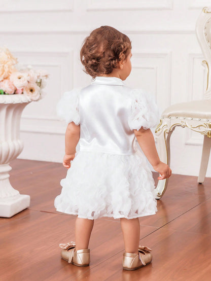 جاكيت جديد لرضيعات الأنثى بأكمام من الدانتيل الحريري والباتشورك، مع أزرار لؤلؤية وتنورة من الشبكة المجعدة لفصل الصيف