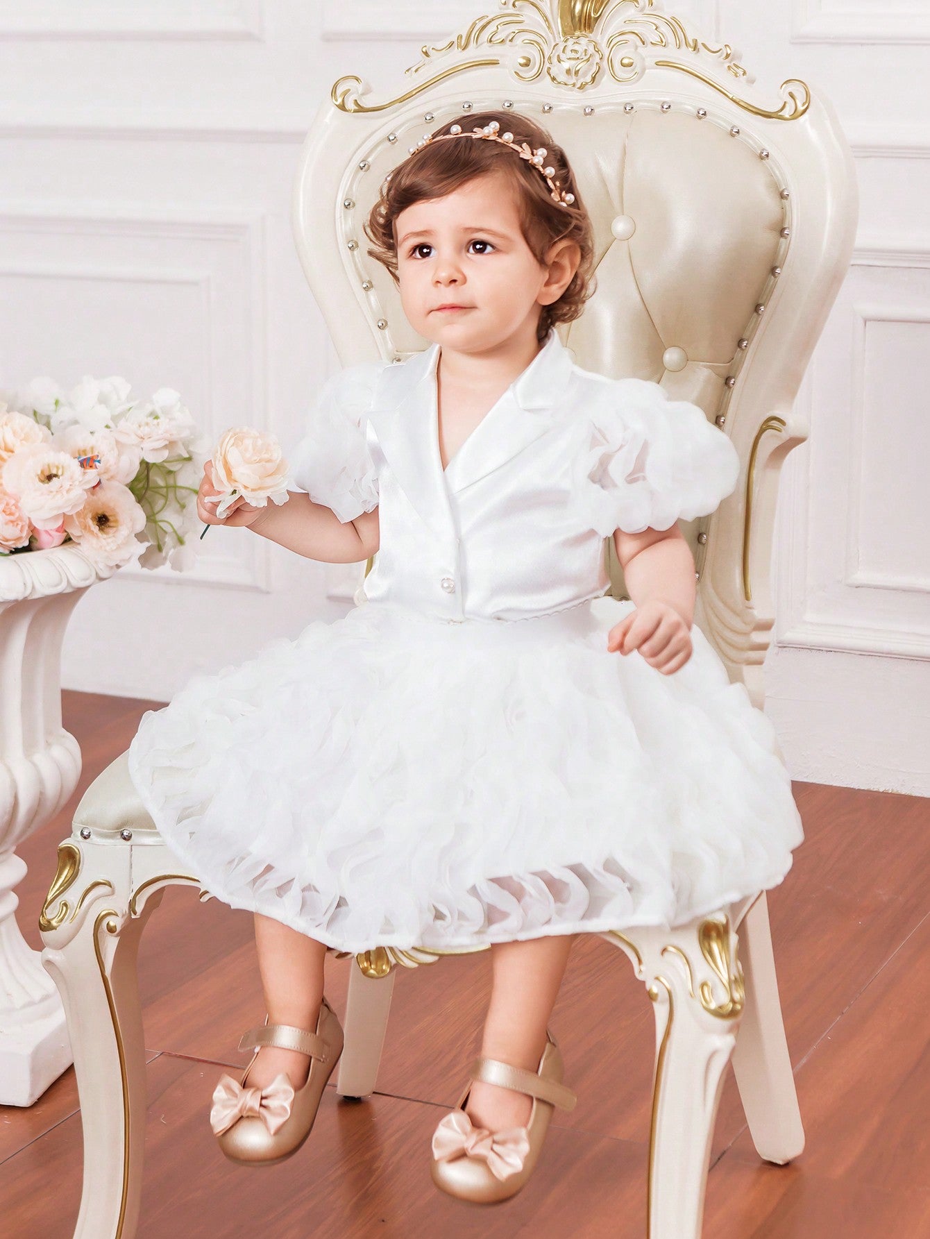 جاكيت جديد لرضيعات الأنثى بأكمام من الدانتيل الحريري والباتشورك، مع أزرار لؤلؤية وتنورة من الشبكة المجعدة لفصل الصيف