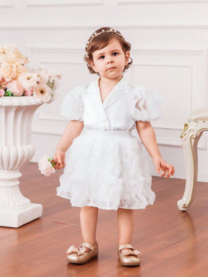 جاكيت جديد لرضيعات الأنثى بأكمام من الدانتيل الحريري والباتشورك، مع أزرار لؤلؤية وتنورة من الشبكة المجعدة لفصل الصيف