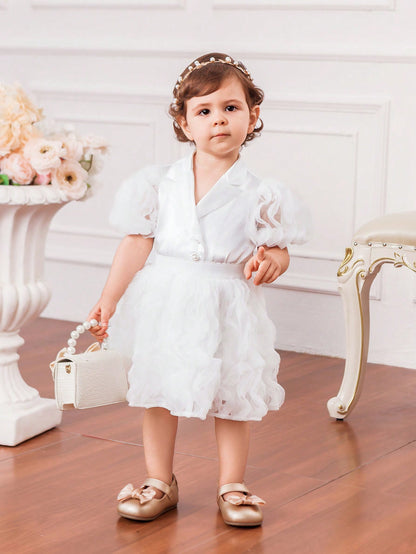 جاكيت جديد لرضيعات الأنثى بأكمام من الدانتيل الحريري والباتشورك، مع أزرار لؤلؤية وتنورة من الشبكة المجعدة لفصل الصيف