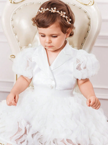 جاكيت جديد لرضيعات الأنثى بأكمام من الدانتيل الحريري والباتشورك، مع أزرار لؤلؤية وتنورة من الشبكة المجعدة لفصل الصيف