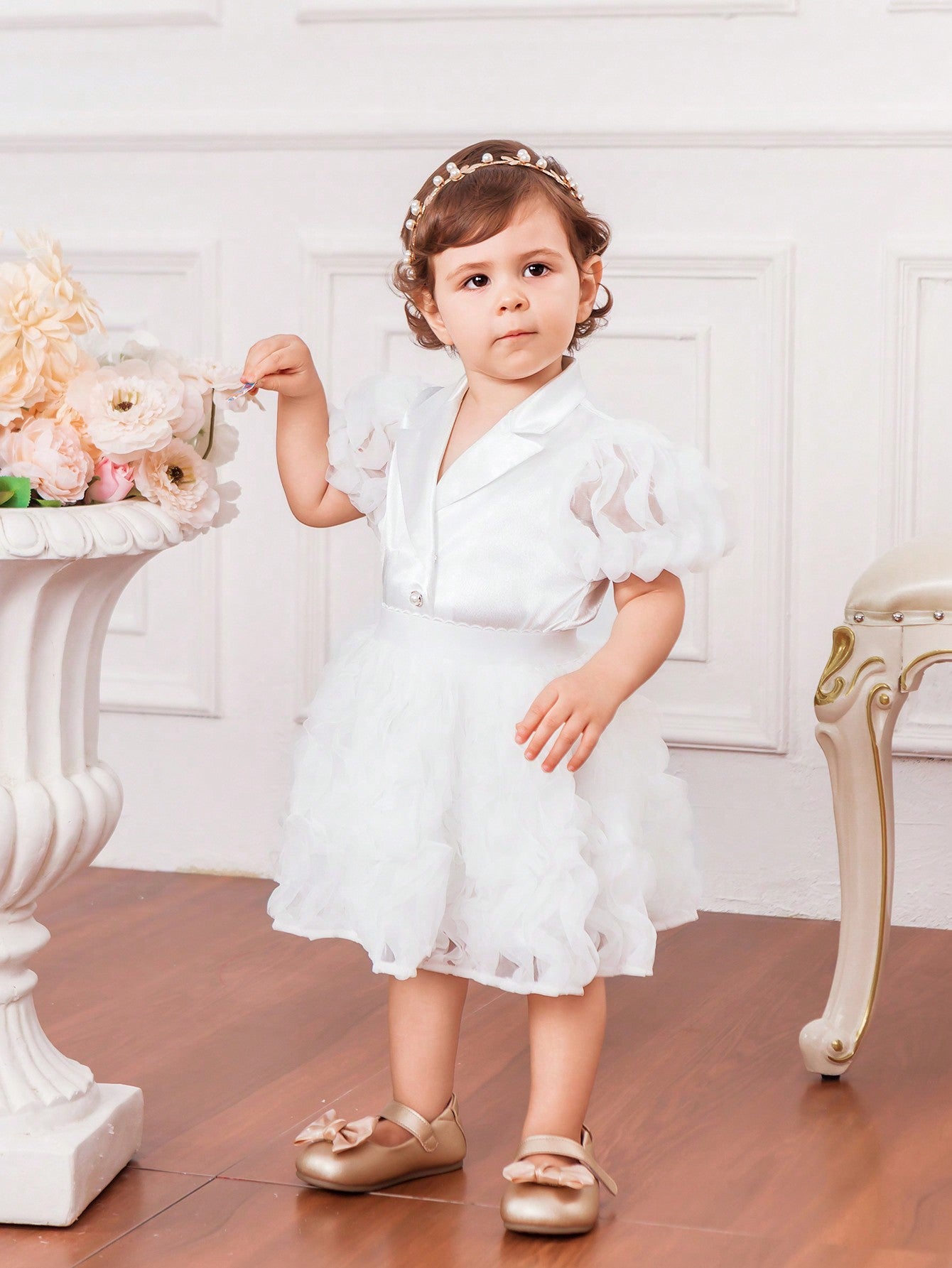 جاكيت جديد لرضيعات الأنثى بأكمام من الدانتيل الحريري والباتشورك، مع أزرار لؤلؤية وتنورة من الشبكة المجعدة لفصل الصيف