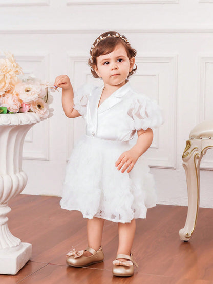 جاكيت جديد لرضيعات الأنثى بأكمام من الدانتيل الحريري والباتشورك، مع أزرار لؤلؤية وتنورة من الشبكة المجعدة لفصل الصيف