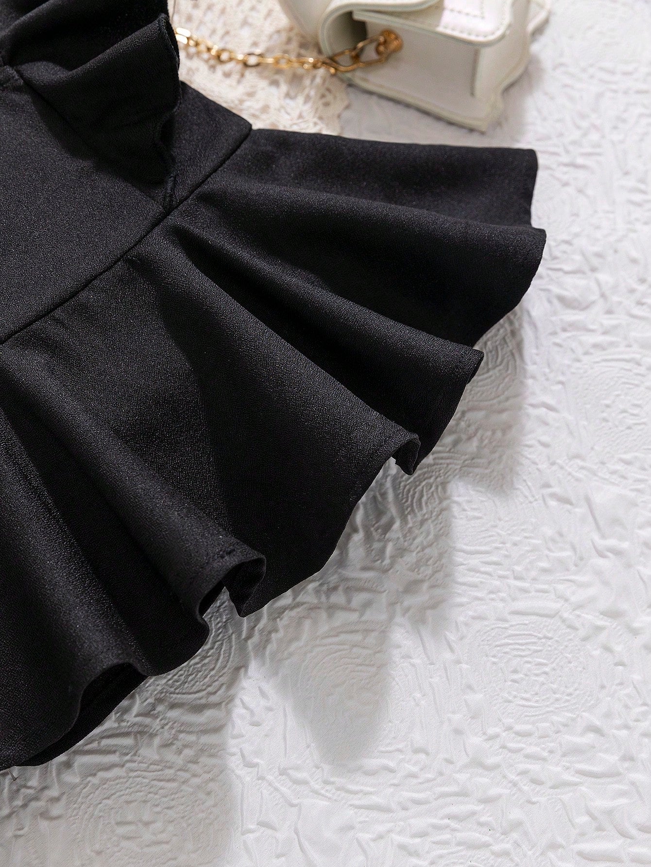 بدلة صيفية عارضة للرضع الإناث ، تضمن أحزمة كتف رقيقة ومتموجة، وقميص بلا أكمام، وسروال طويل ضيق مع خصر مرن مصنوع من الوان صلبة مما يجعلها مناسبة لفصل الصيف.