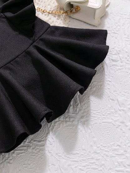 بدلة صيفية عارضة للرضع الإناث ، تضمن أحزمة كتف رقيقة ومتموجة، وقميص بلا أكمام، وسروال طويل ضيق مع خصر مرن مصنوع من الوان صلبة مما يجعلها مناسبة لفصل الصيف.