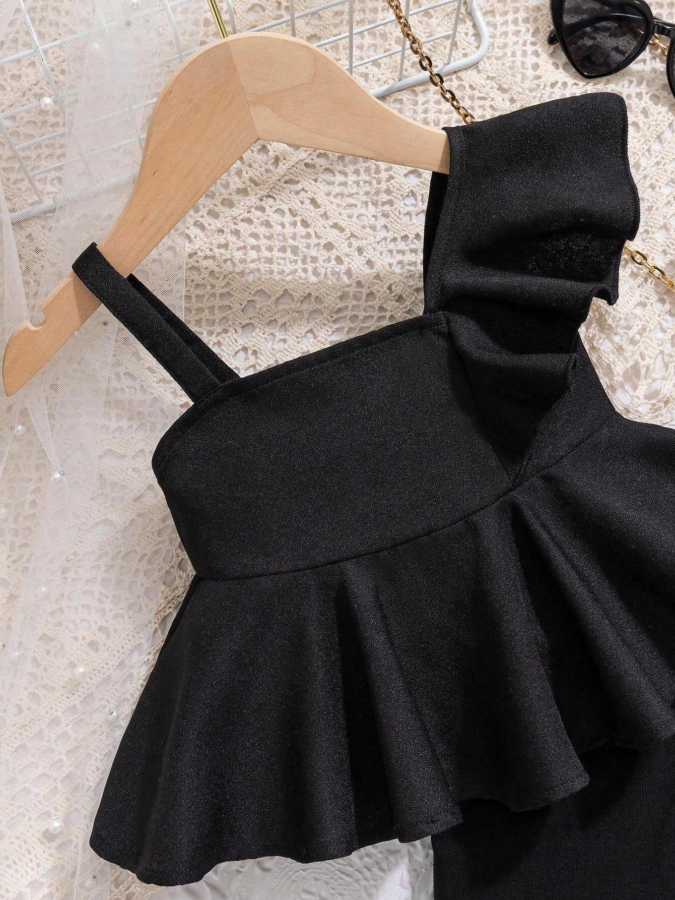 بدلة صيفية عارضة للرضع الإناث ، تضمن أحزمة كتف رقيقة ومتموجة، وقميص بلا أكمام، وسروال طويل ضيق مع خصر مرن مصنوع من الوان صلبة مما يجعلها مناسبة لفصل الصيف.