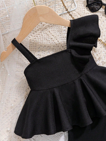 بدلة صيفية عارضة للرضع الإناث ، تضمن أحزمة كتف رقيقة ومتموجة، وقميص بلا أكمام، وسروال طويل ضيق مع خصر مرن مصنوع من الوان صلبة مما يجعلها مناسبة لفصل الصيف.