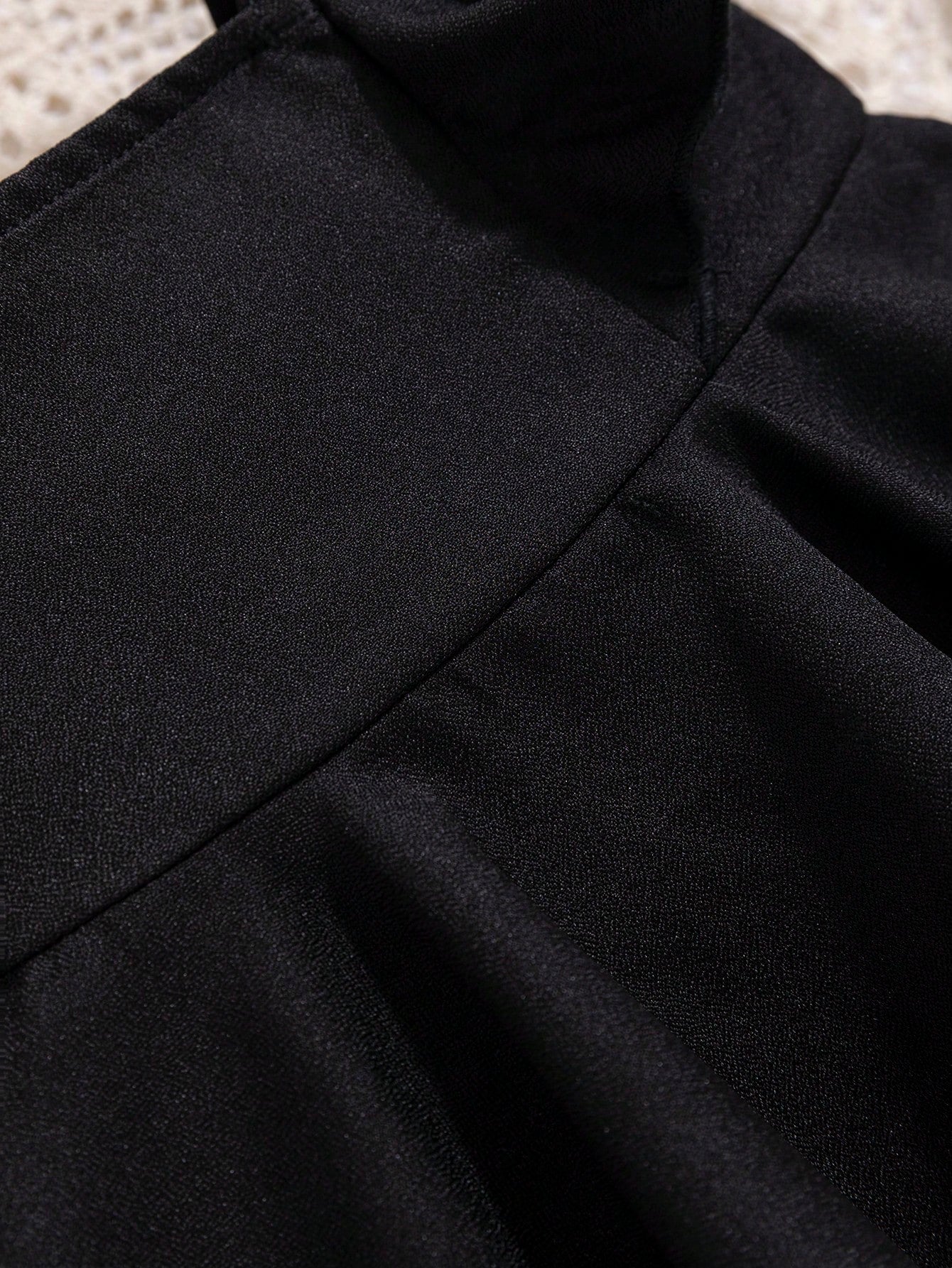 بدلة صيفية عارضة للرضع الإناث ، تضمن أحزمة كتف رقيقة ومتموجة، وقميص بلا أكمام، وسروال طويل ضيق مع خصر مرن مصنوع من الوان صلبة مما يجعلها مناسبة لفصل الصيف.