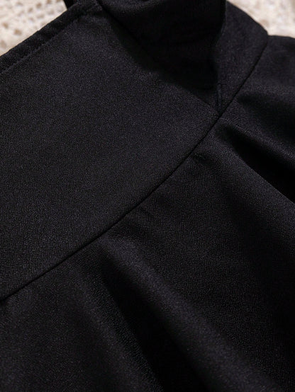 بدلة صيفية عارضة للرضع الإناث ، تضمن أحزمة كتف رقيقة ومتموجة، وقميص بلا أكمام، وسروال طويل ضيق مع خصر مرن مصنوع من الوان صلبة مما يجعلها مناسبة لفصل الصيف.