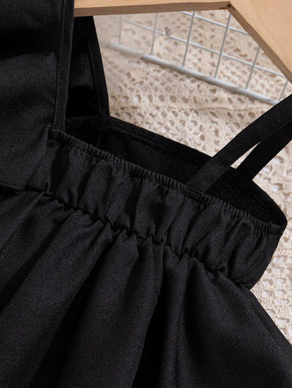 بدلة صيفية عارضة للرضع الإناث ، تضمن أحزمة كتف رقيقة ومتموجة، وقميص بلا أكمام، وسروال طويل ضيق مع خصر مرن مصنوع من الوان صلبة مما يجعلها مناسبة لفصل الصيف.