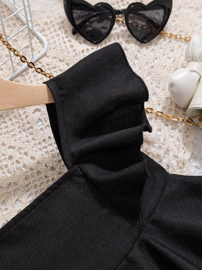 بدلة صيفية عارضة للرضع الإناث ، تضمن أحزمة كتف رقيقة ومتموجة، وقميص بلا أكمام، وسروال طويل ضيق مع خصر مرن مصنوع من الوان صلبة مما يجعلها مناسبة لفصل الصيف.