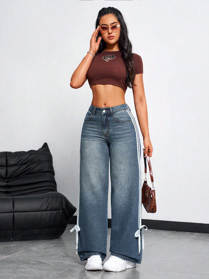 جينز كاجوال للنساء ذو تصميم ساق واسعة ذات خط جانبي مريحة