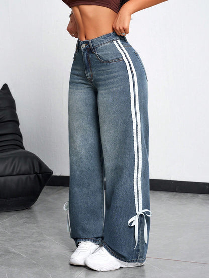جينز كاجوال للنساء ذو تصميم ساق واسعة ذات خط جانبي مريحة